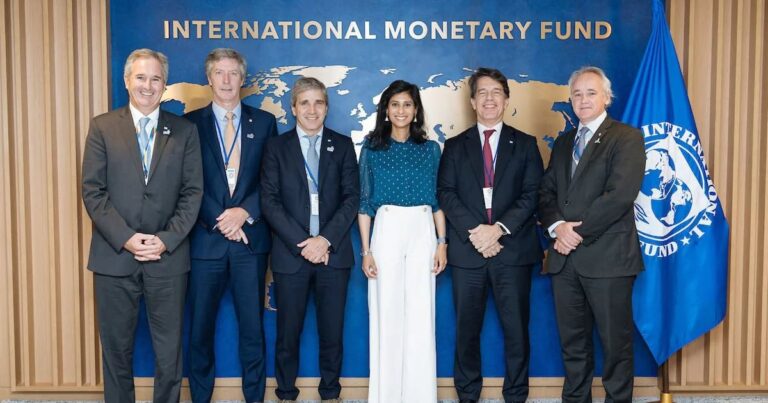 En un clima distendido, Caputo se reunió con Gopinath para analizar los resultados del programa con el FMI