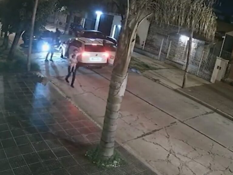 escapó con su bebé en brazos mientras delincuentes lo apuntaban con un arma