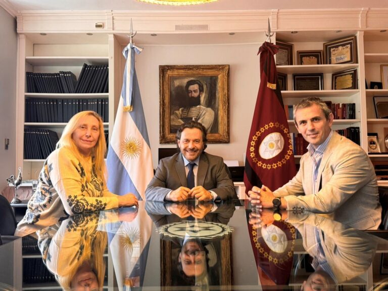Con el guiño del Gobierno, más gobernadores quieren que los extranjeros paguen para ser atendidos en hospitales públicos