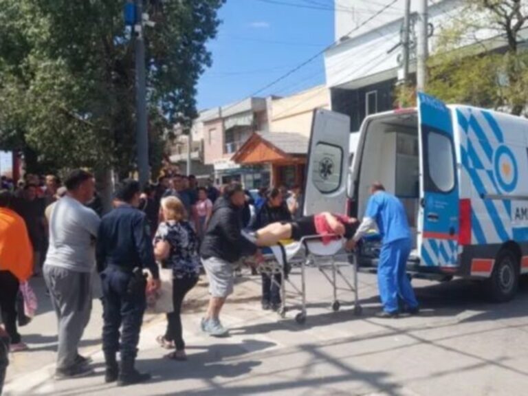 un hombre apuñaló a una joven de 24 años en plena calle y luego se cortó el cuello