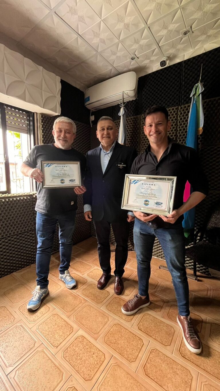 Maxi Corio recibe un presente en el Programa un reconocimiento por parte de Ricardo Córdoba, ex combatiente