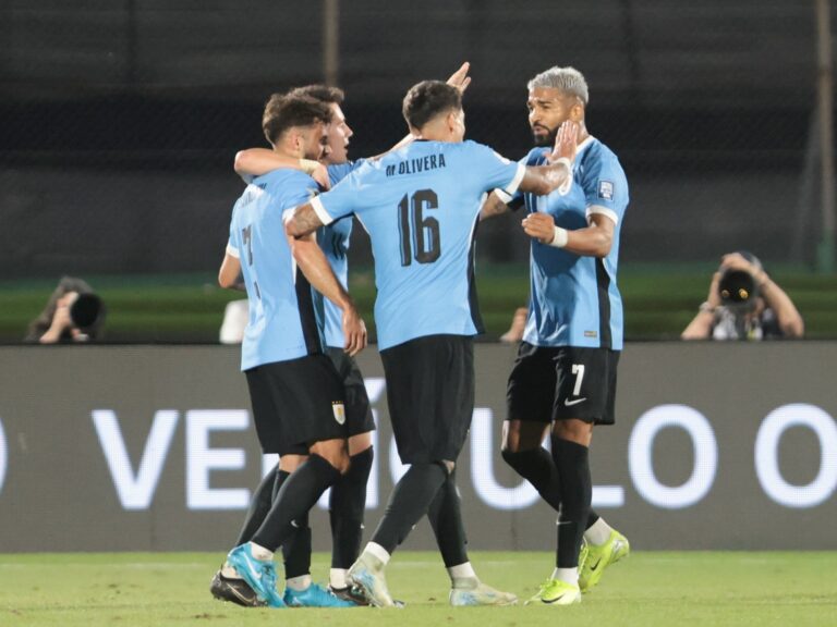 Argentina sigue solo arriba gracias a Uruguay, que venció a Colombia