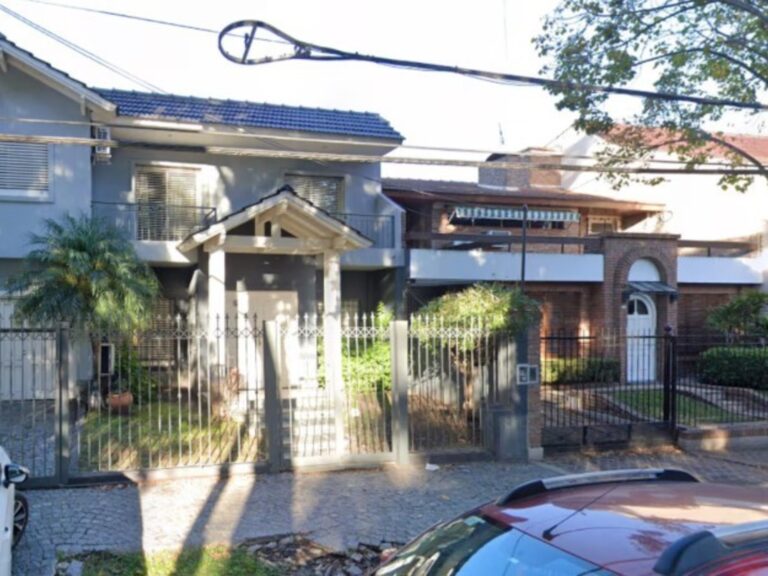 cuatro encapuchados la golpearon e intentaron asfixiarla