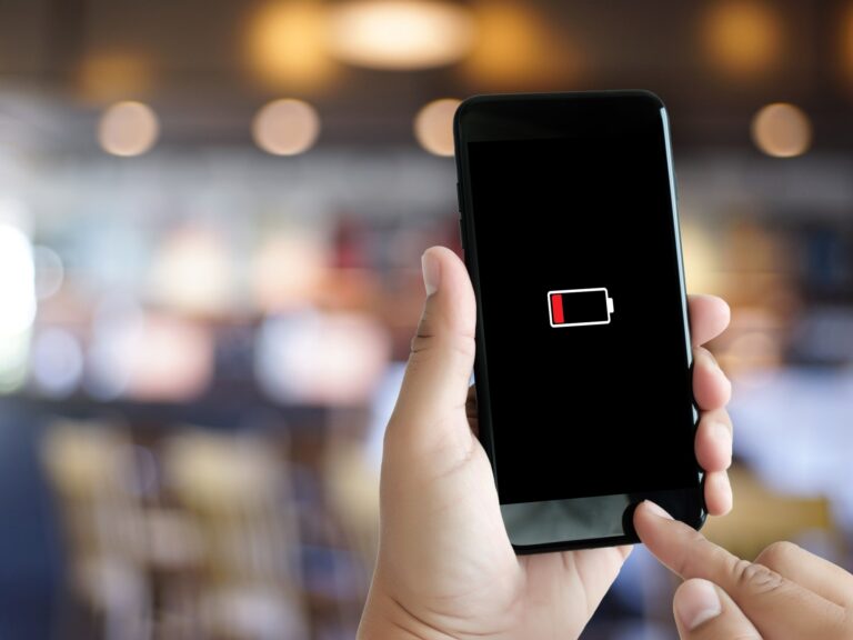 Por qué es riesgoso dejar que la batería del celular quede en 20% o menos