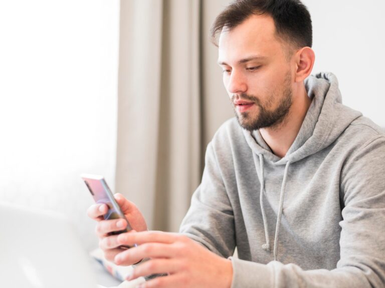 Cómo proyectar la pantalla de tu celular en la pared sin necesidad de un proyector