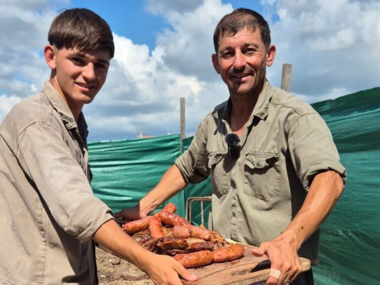Los secretos del «Asado de obra», el programa que recrea el ritual de los viernes entre fuegos y ladrillos