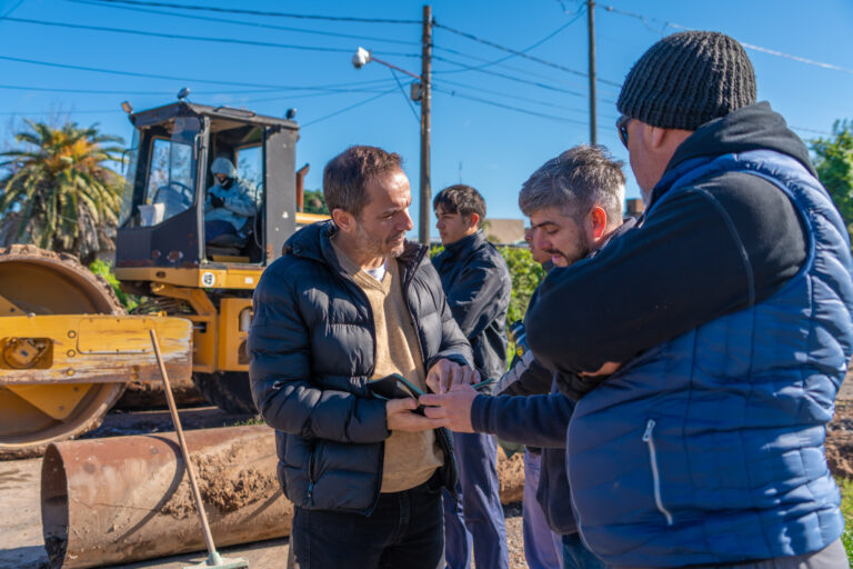 Barrio 9 de Julio: Abella supervisó el inicio de nuevas obras de asfalto