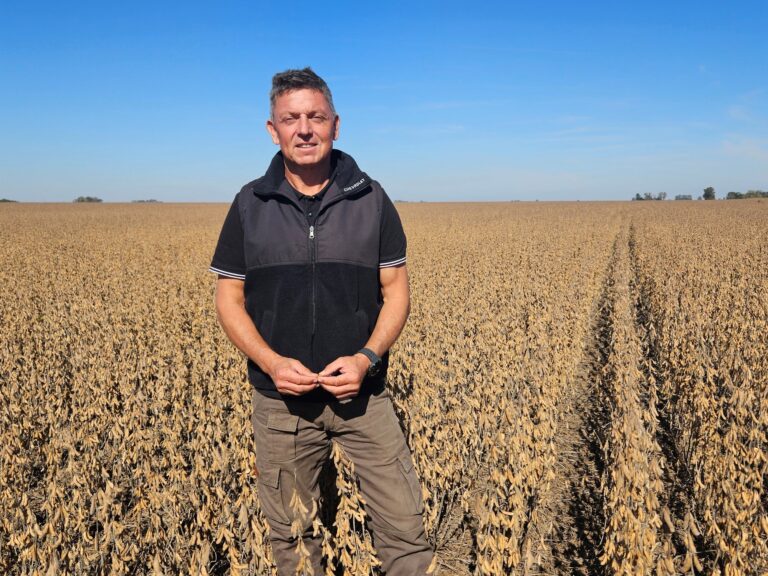 vive en el campo y se dedica a la cosecha