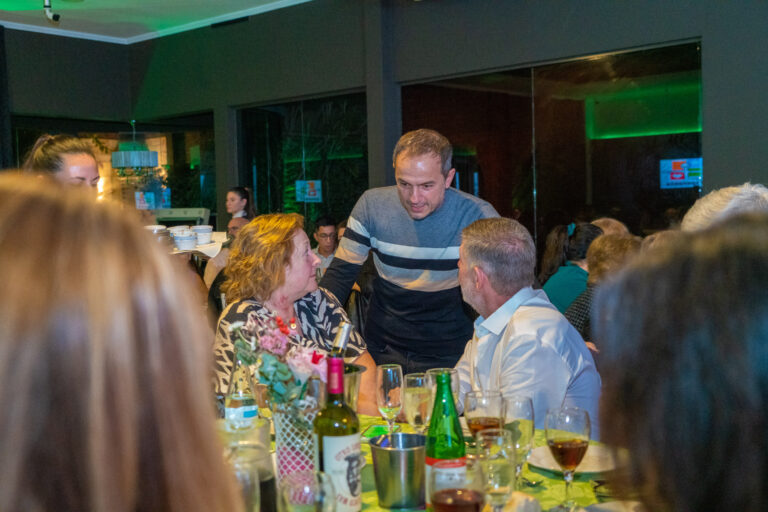 Abella acompañó la tradicional Cena a Beneficio del Grupo Esperanza