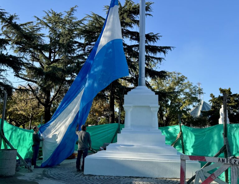 La bandera nacional ya flamea en el nuevo mástil de la Plaza Eduardo Costa