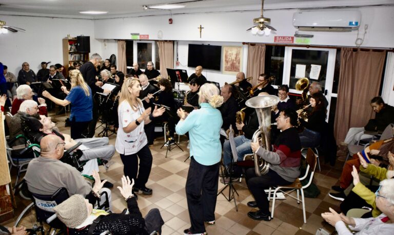 Una tarde de música en vivo para los residentes del Hogar Municipal de Ancianos