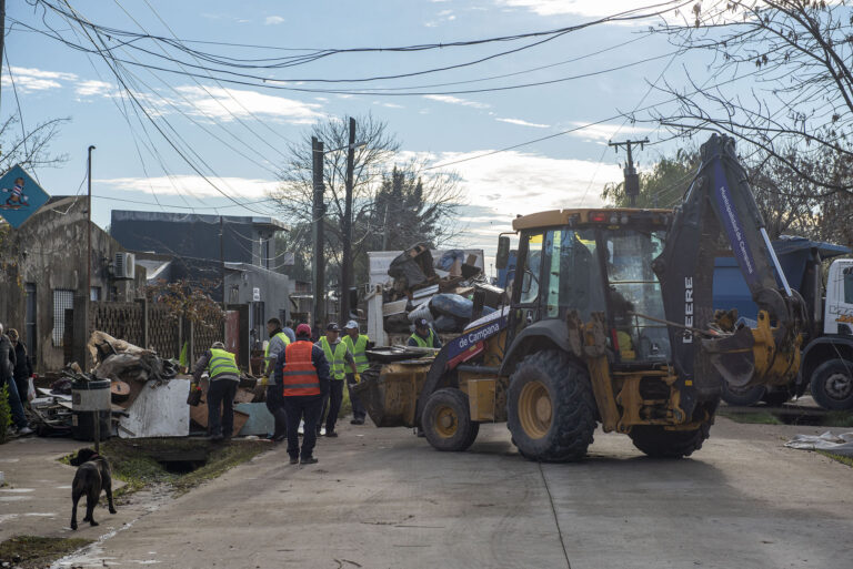 Con más de 50 equipos, el Municipio desplegó un mega operativo de limpieza en San Cayetano