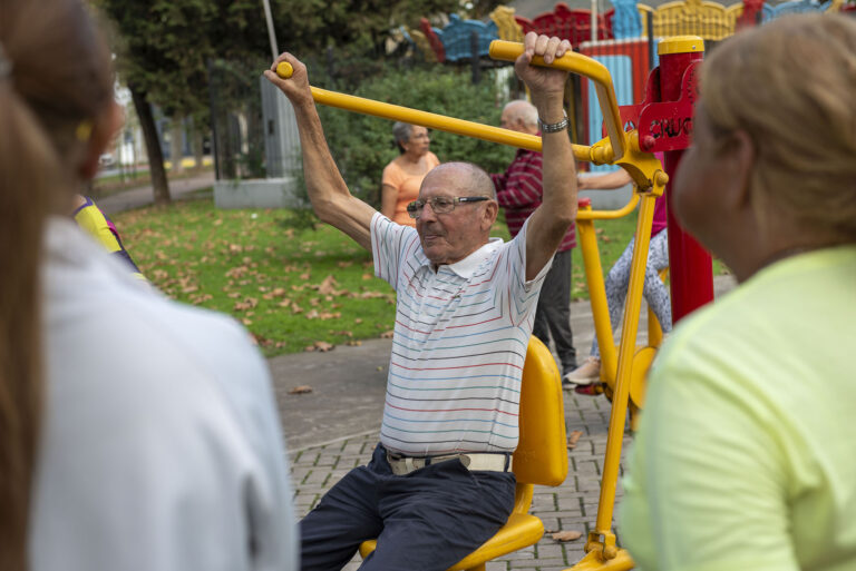 Los adultos mayores siguen disfrutando de actividades deportivas y recreativas al aire libre