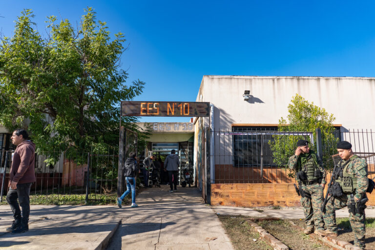 “A MÁS DE 20 DÍAS DE LA INUNDACIÓN NADIE DEL NIVEL CENTRAL DE LA PROVINCIA, SE ACERCÓ A LAS ESCUELAS PARA QUE LOS CHICOS PUEDAN VOLVER A CLASE”