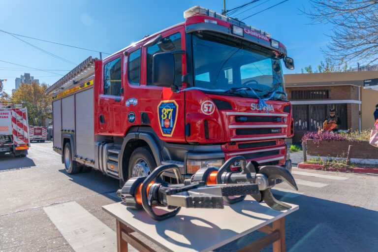 En el Día Nacional del Bomberos Voluntario, se presentó una nueva autobomba donada por el Municipio