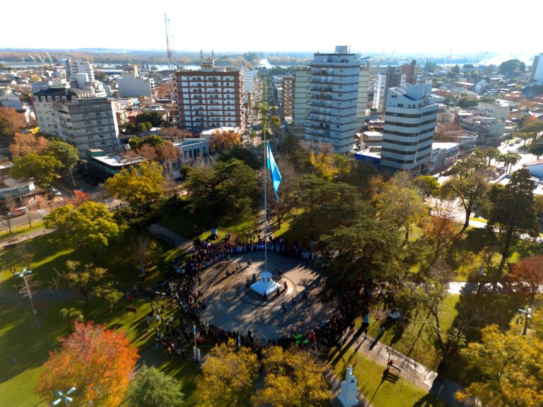 En el Día de la Bandera, se reinauguró el histórico mástil de la plaza Eduardo Costa