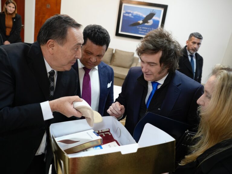 los supuestos milagros del pastor que visitó Javier Milei