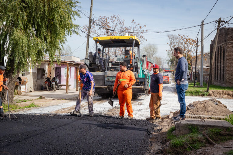 El Intendente supervisó los avances de las obras de asfalto en Villanueva