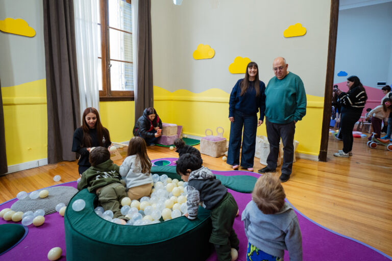 Se inauguró el nuevo sector de juegos infantiles en el Palacio Municipal