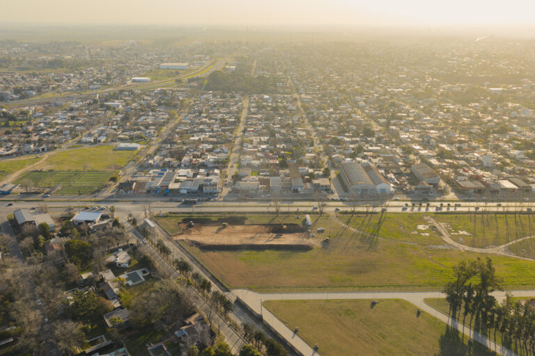 Abella confirmó el inicio de la obra del primer Microestadio Municipal de Campana