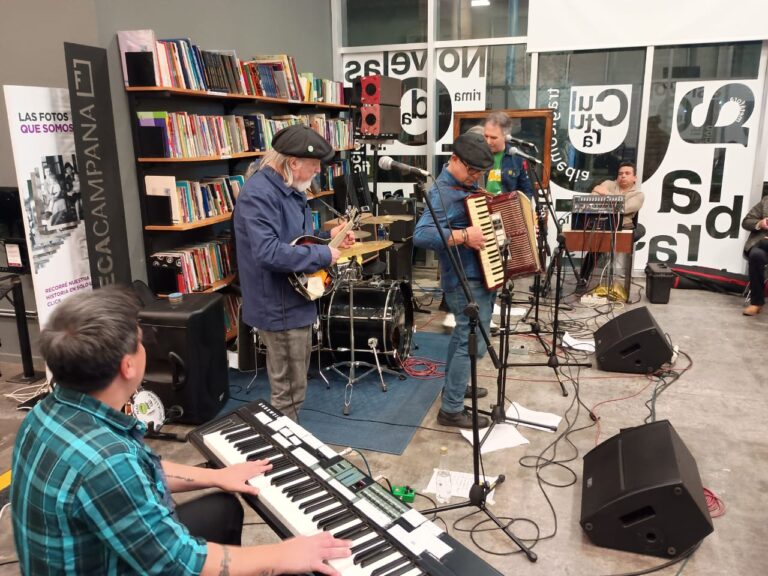 Vecinos disfrutaron del primer acústico en la Biblioteca Municipal
