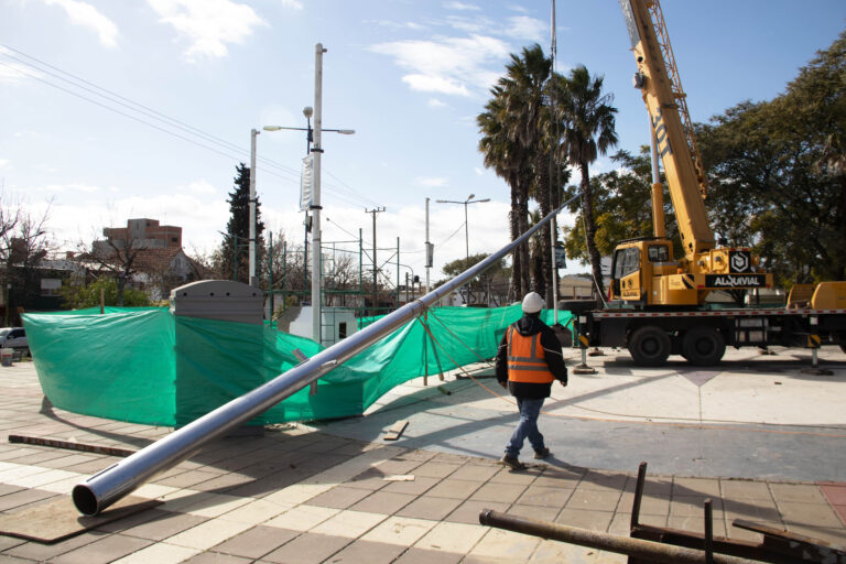 Parque Urbano: ya se instaló el mástil donde flameará la bandera nacional