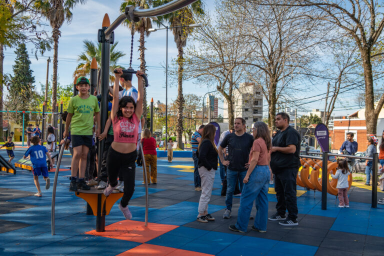 Campana ya disfruta del novedoso patio de juegos del Parque Urbano