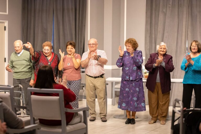 El Taller Municipal de Adultos Mayores llevó su arte a una de las residencias más importantes de Capital