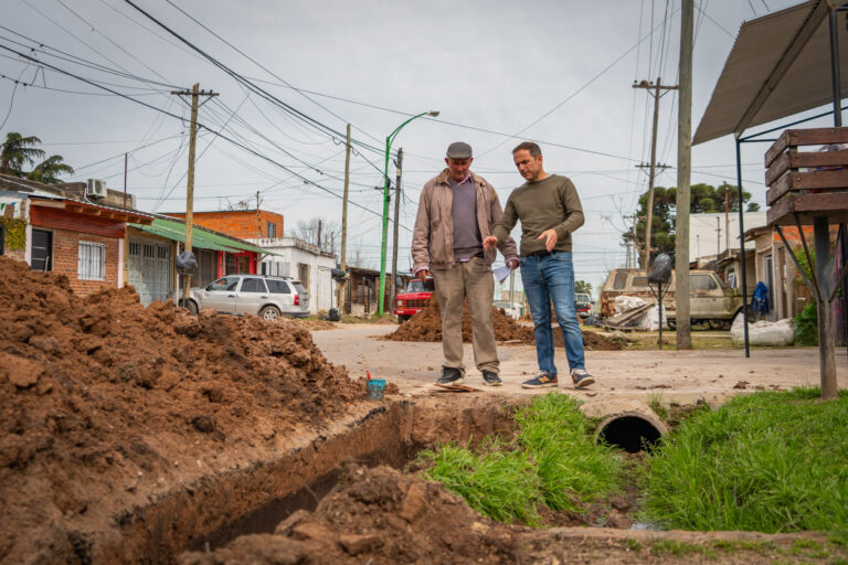 Abella supervisó el avance de la histórica obra de cloacas en Las Campanas