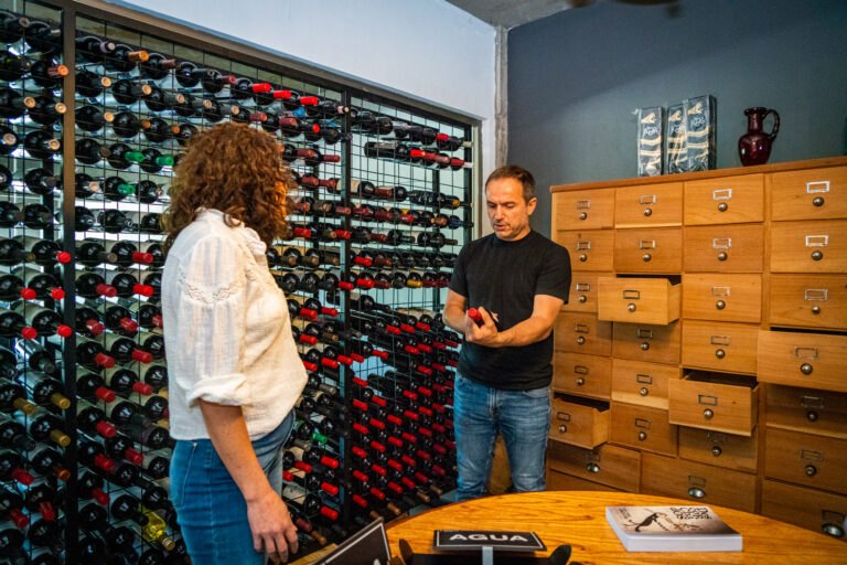 Abella visitó el nuevo local de la vinoteca La Barrica