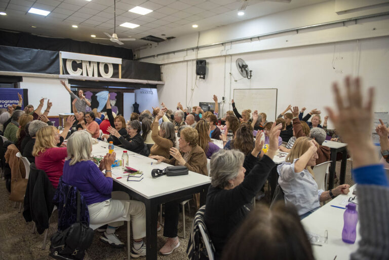 Adultos mayores disfrutaron de un divertido bingo musical