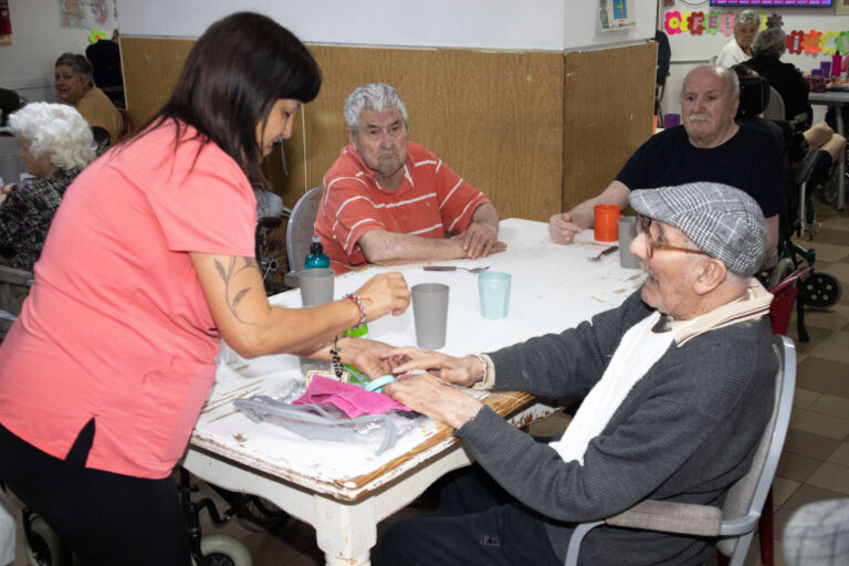 Alumnos del CMO brindaron una jornada de bienestar a los residentes del Hogar Municipal de Ancianos