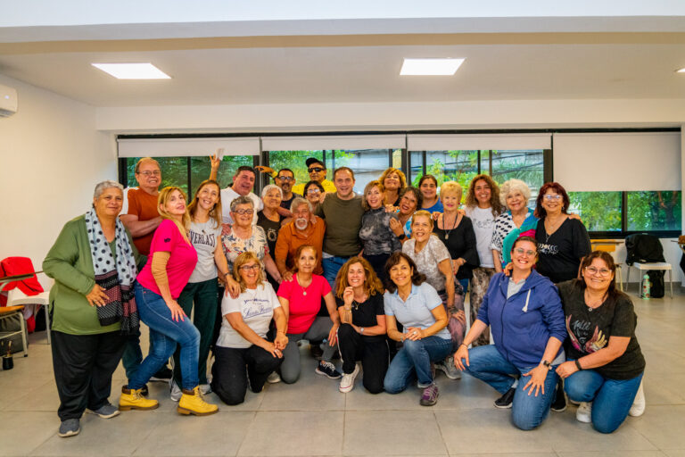 El Intendente compartió una clase del taller gratuito de Teatro Musical +40