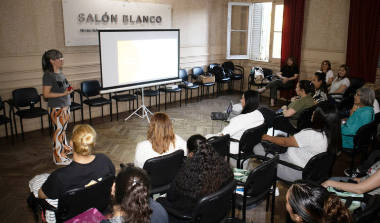 Vecinos se continúan capacitando en cuidados infantiles