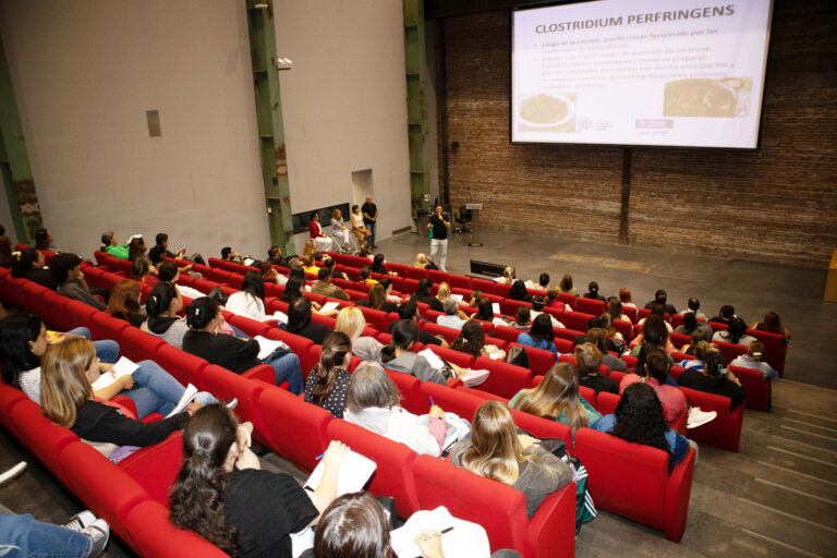 Más de 200 vecinos participaron de un nuevo curso de manipulación de alimentos