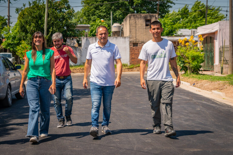 Abella supervisó los avances de la obra de asfalto en Villanueva