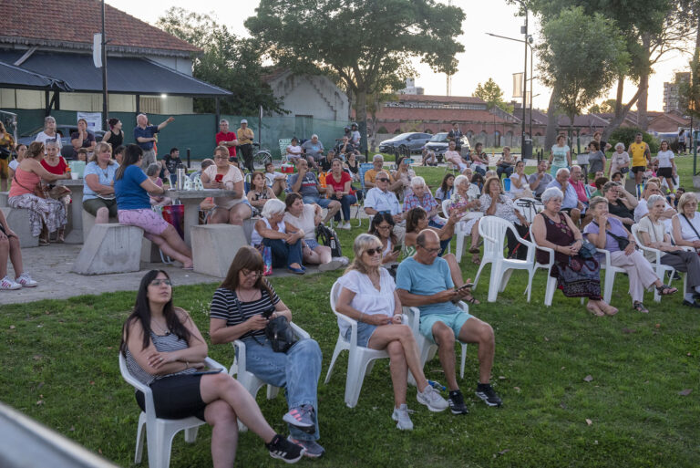 La Banda Municipal acompañó la última súper luna del año con un espectáculo en la Costanera