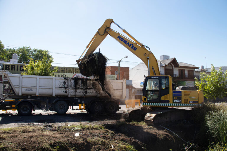 El Municipio avanza con tareas de mantenimiento hidráulico en el barrio 9 de Julio