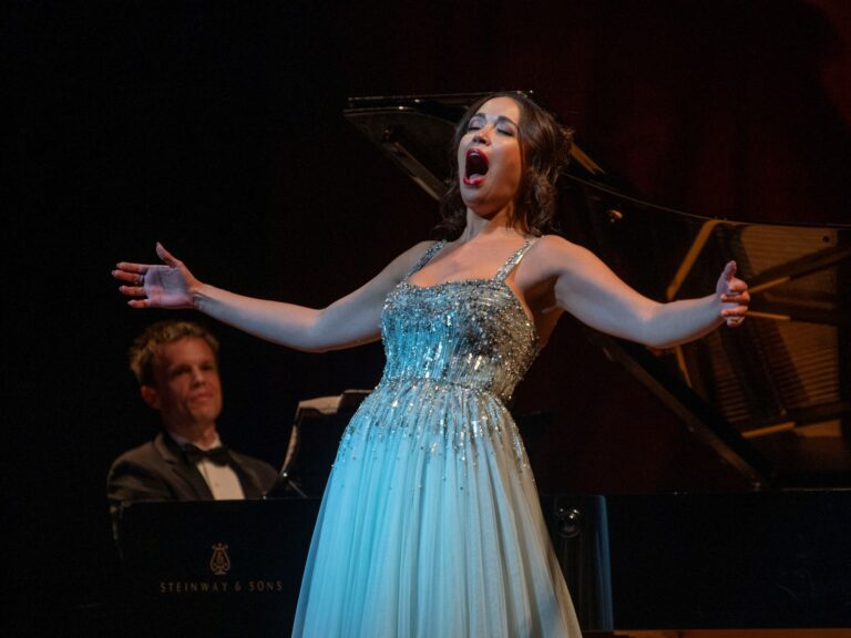 hizo seis bises y lanzó sus zapatos en el escenario