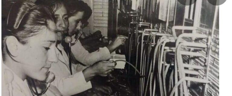 Nostalgia – Recordamos el uso de los viejos telefonos fijos.