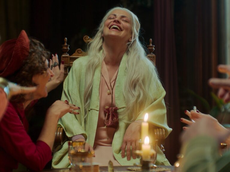 Ya está el trailer de La casa de los espíritus, con Dolores Fonzi y Alfonso Herrera