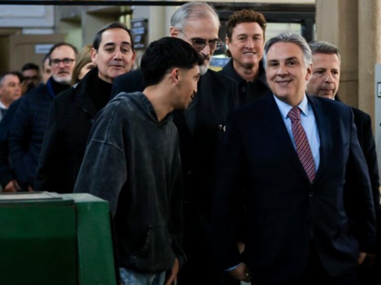 En medio del conflicto por la educación, el gobernador Llaryora se diferenció de Nación y anunció más fondos