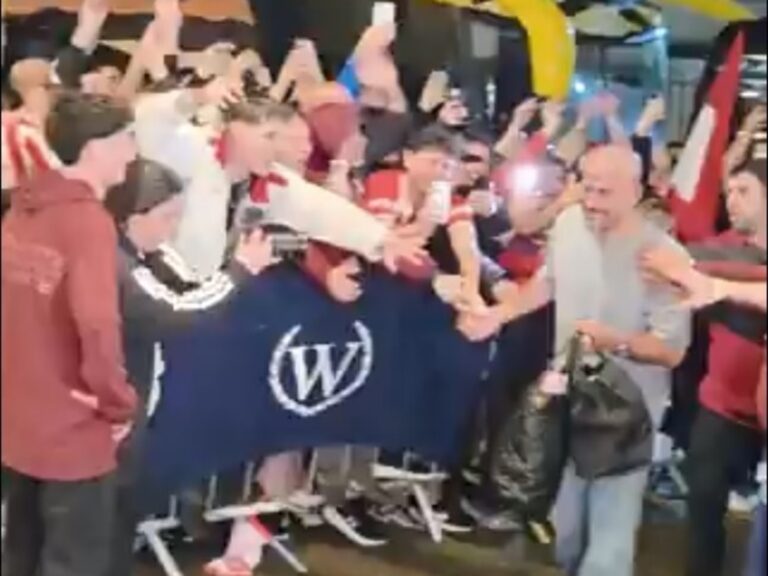 «No soy secanucas, soy soldado de la Bruja», el grito de guerra de los hinchas de Estudiantes con la llegada de Verón y el plantel a Barra de Tijuca