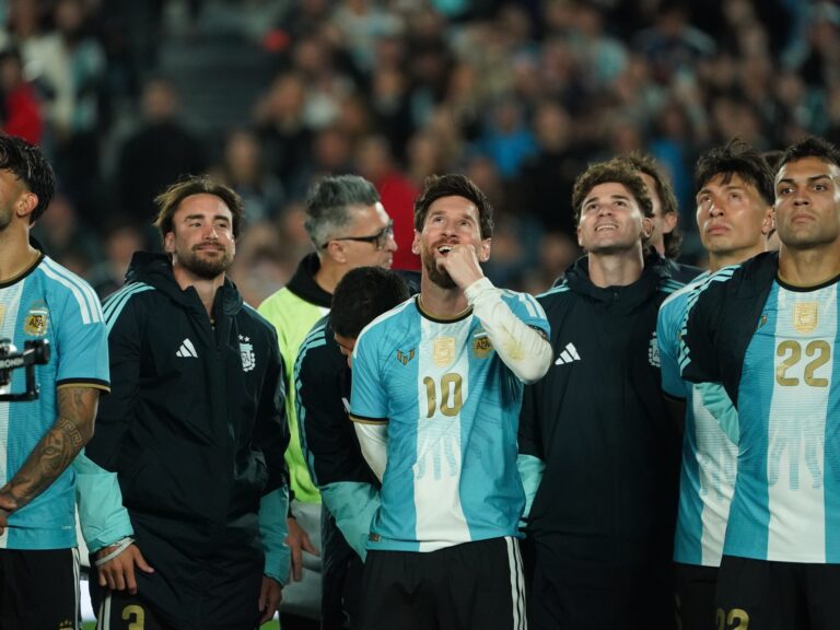 reclamo por el Balón de Oro y la «bienvenida a la mejor hinchada del mundo»